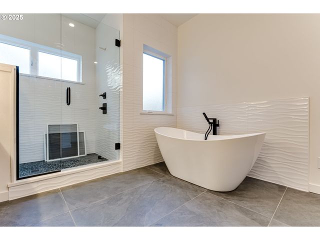 2240 W 25TH Pl, Eugene, OR 97405