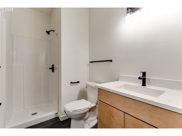 2240 W 25TH Pl, Eugene, OR 97405