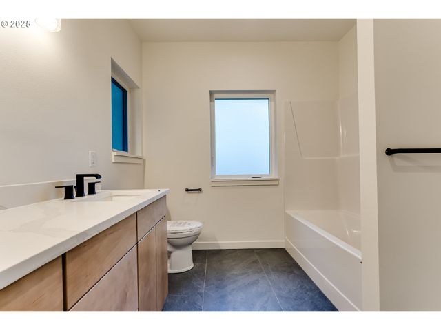 2240 W 25TH Pl, Eugene, OR 97405