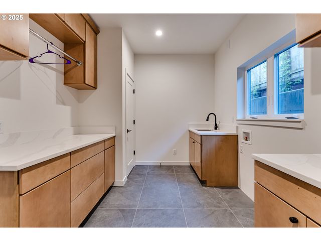 2240 W 25TH Pl, Eugene, OR 97405