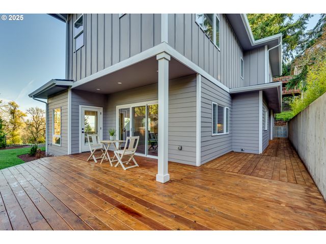 2240 W 25TH Pl, Eugene, OR 97405