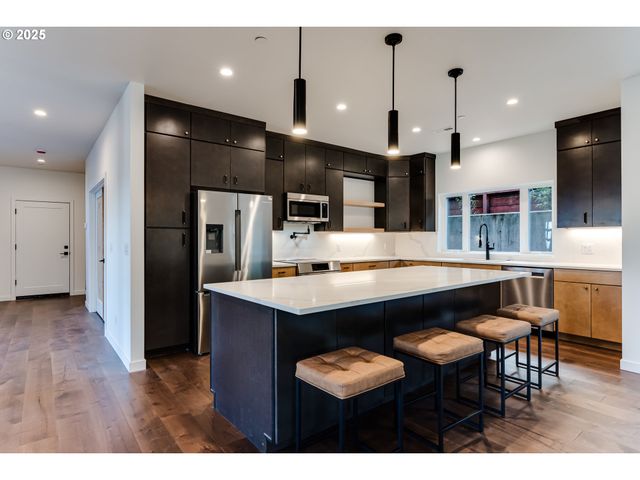 2240 W 25TH Pl, Eugene, OR 97405