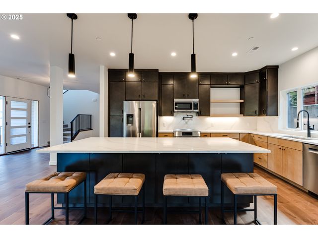 2240 W 25TH Pl, Eugene, OR 97405