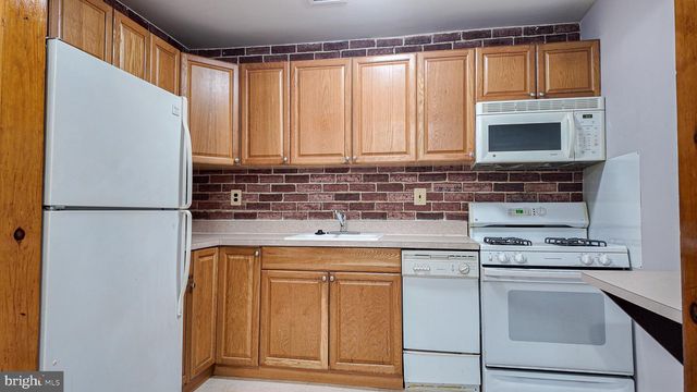 3303 S KESWICK CIR, Philadelphia, PA 19114