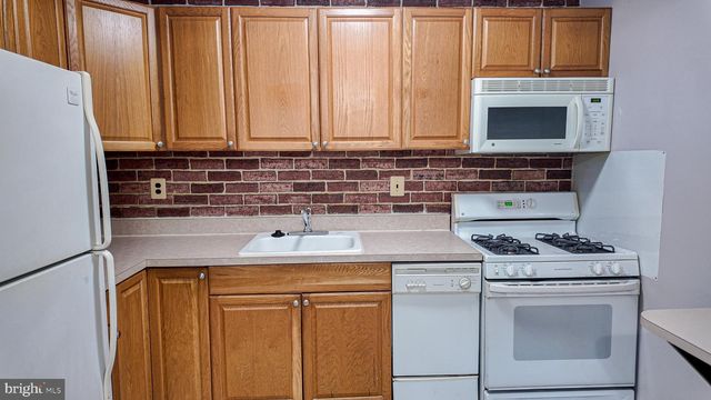 3303 S KESWICK CIR, Philadelphia, PA 19114