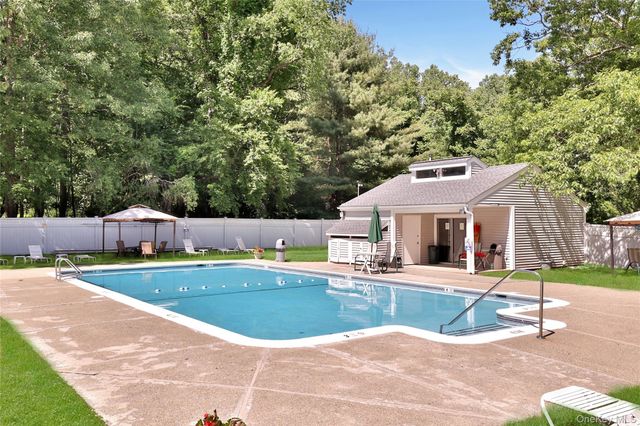 28 Cheshire Lane, Yorktown Heights, NY 10598