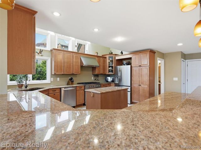 33124 N River Road, Harrison Twp, MI 48045