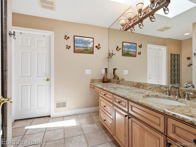 33124 N River Road, Harrison Twp, MI 48045