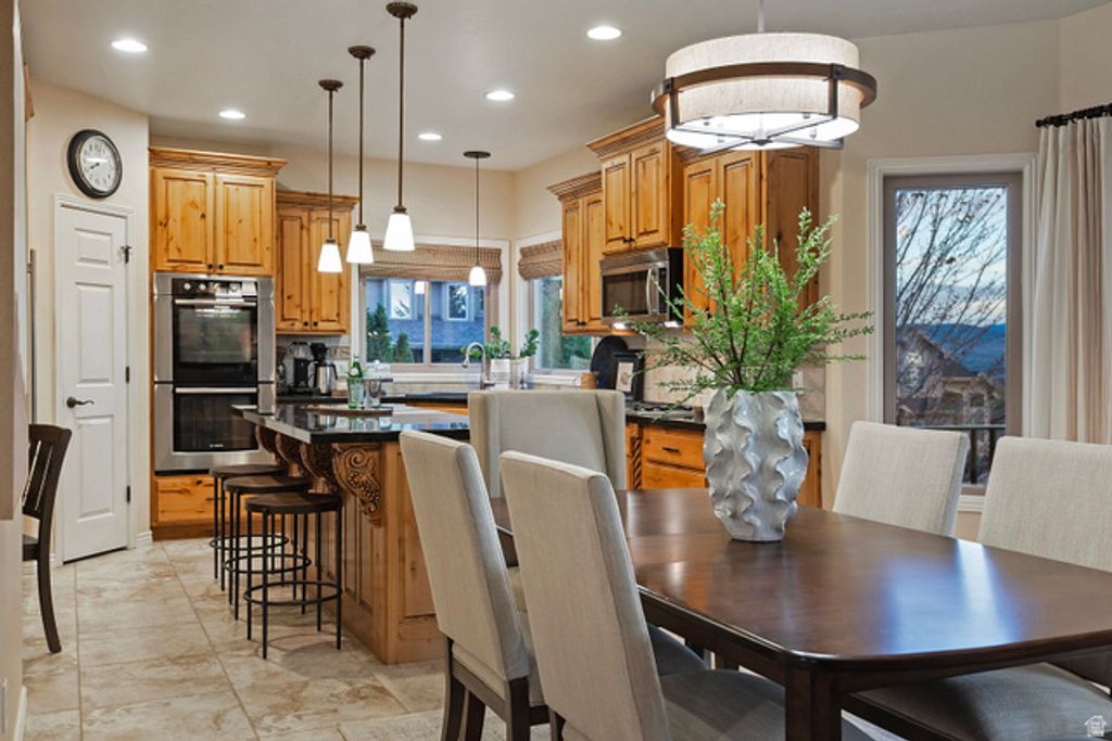 Image 9 of property listing at 11438 S GADZOOKS DR, Sandy, UT 84094