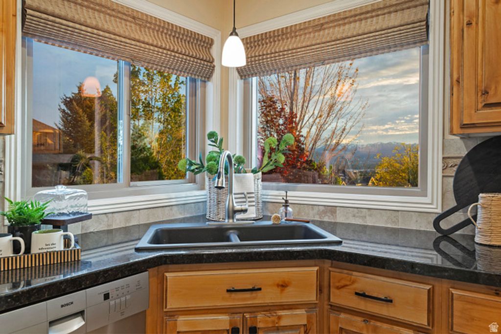 Image 10 of property listing at 11438 S GADZOOKS DR, Sandy, UT 84094