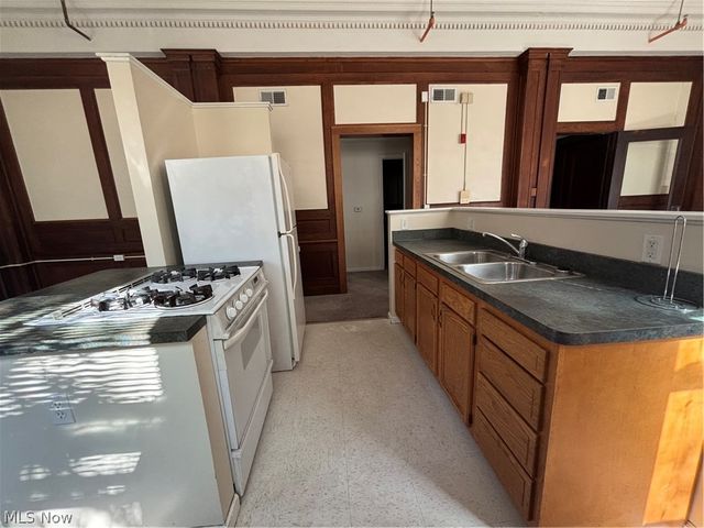 5644 Broadway Avenue 203, Cleveland, OH 44127