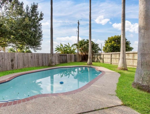 4013 Ivywood Drive, Pearland, TX 77584