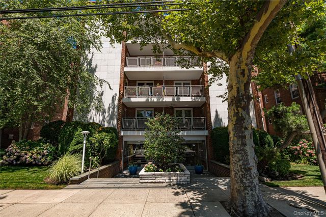 100 Brooklyn Avenue 2R, Freeport, NY 11520