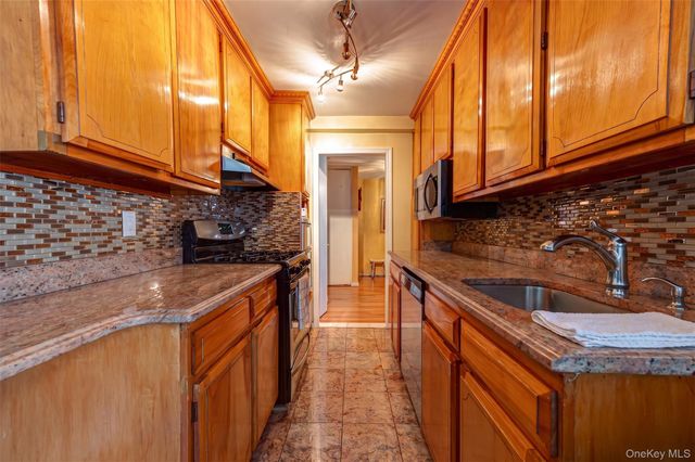 100 Brooklyn Avenue 2R, Freeport, NY 11520