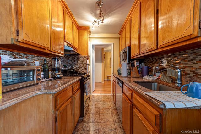 100 Brooklyn Avenue 2R, Freeport, NY 11520