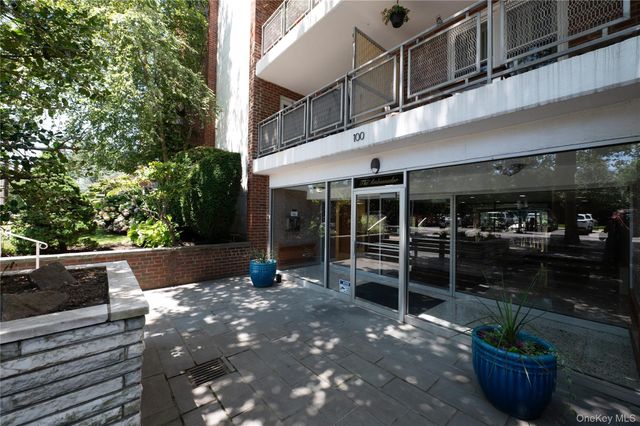 100 Brooklyn Avenue 2R, Freeport, NY 11520