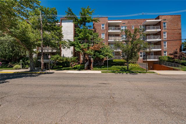100 Brooklyn Avenue 2R, Freeport, NY 11520