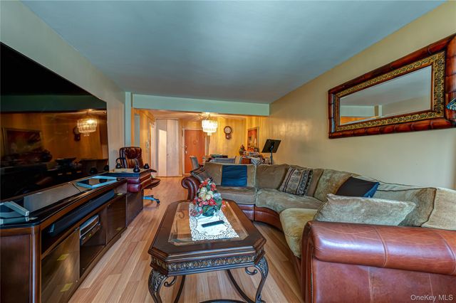 100 Brooklyn Avenue 2R, Freeport, NY 11520