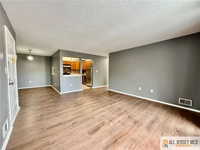 31 Voscek Court, Lawrence, NJ 08648