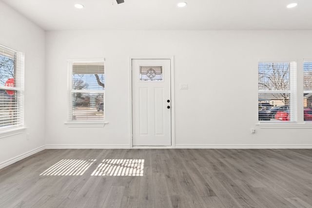 2330 Idaho Avenue, Dallas, TX 75216