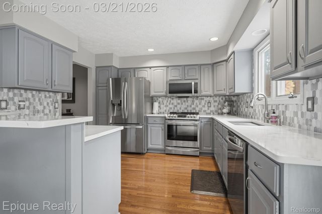 6607 Ridgeview Drive, Independence Charter Township, MI 48346