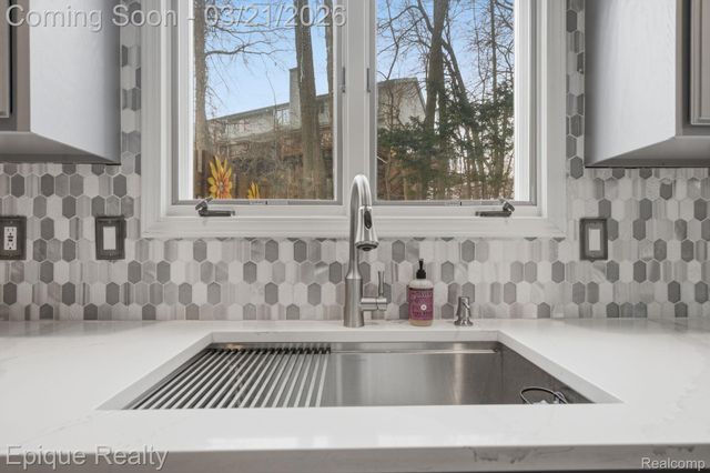 6607 Ridgeview Drive, Independence Charter Township, MI 48346