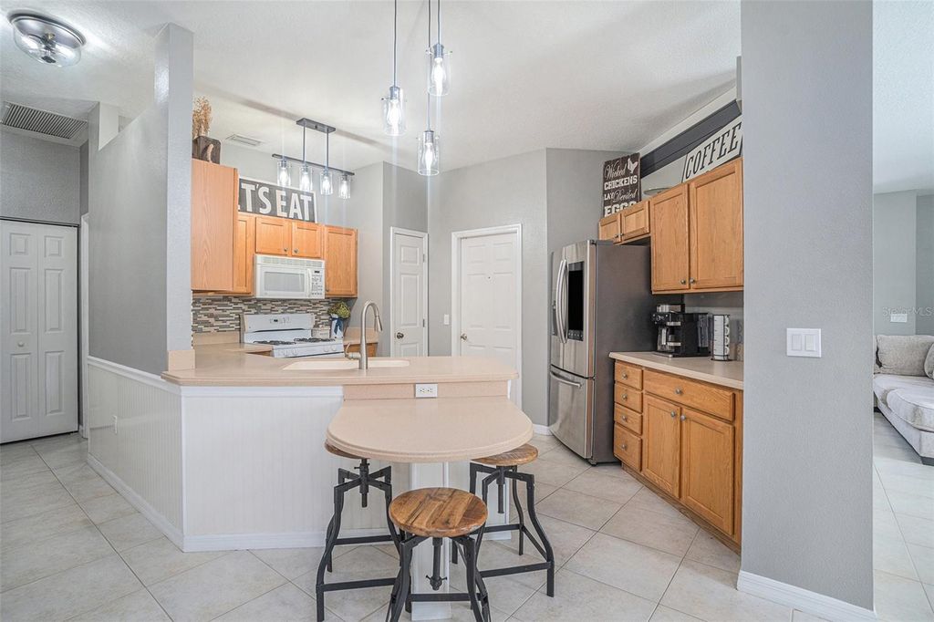 Image 3 of property listing at 1135 MILLBROOK CIRCLE, Bradenton, FL 34212