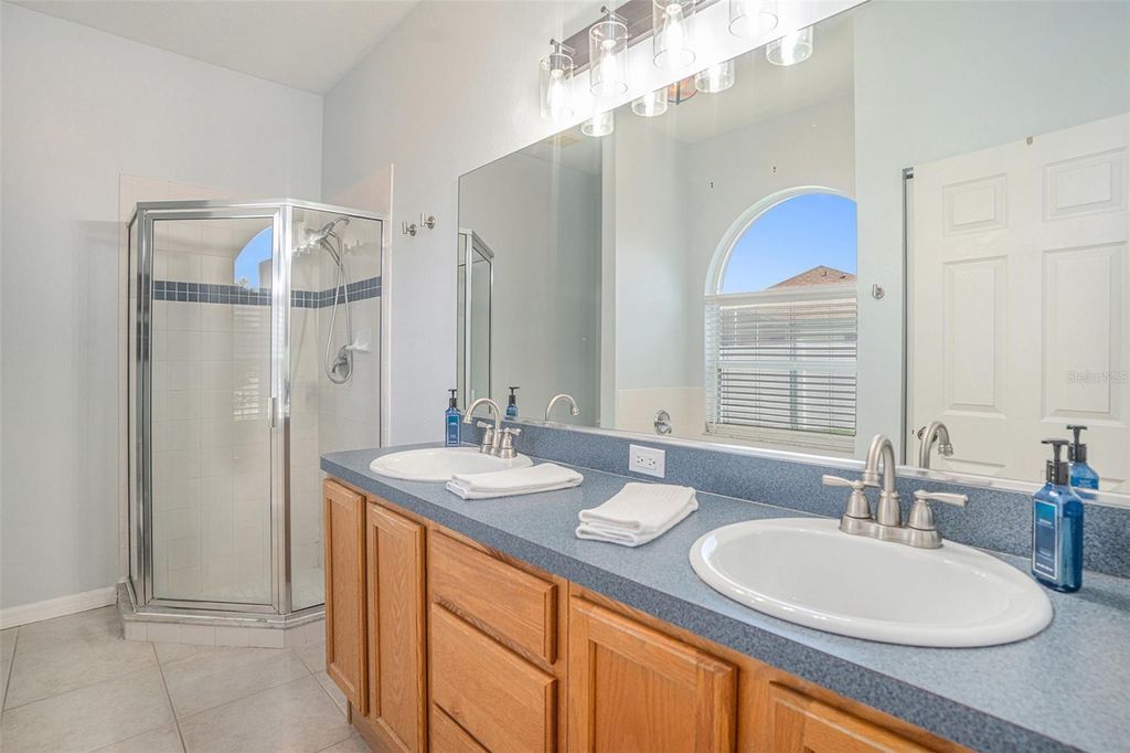 Image 7 of property listing at 1135 MILLBROOK CIRCLE, Bradenton, FL 34212