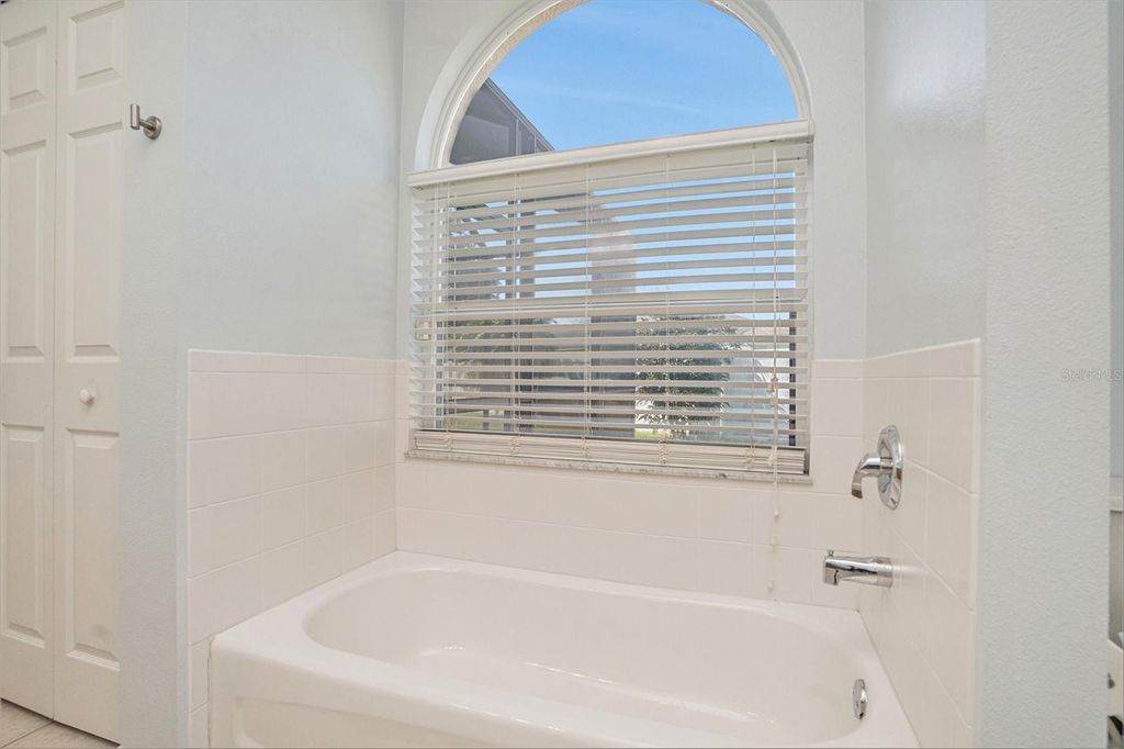 Image 8 of property listing at 1135 MILLBROOK CIRCLE, Bradenton, FL 34212