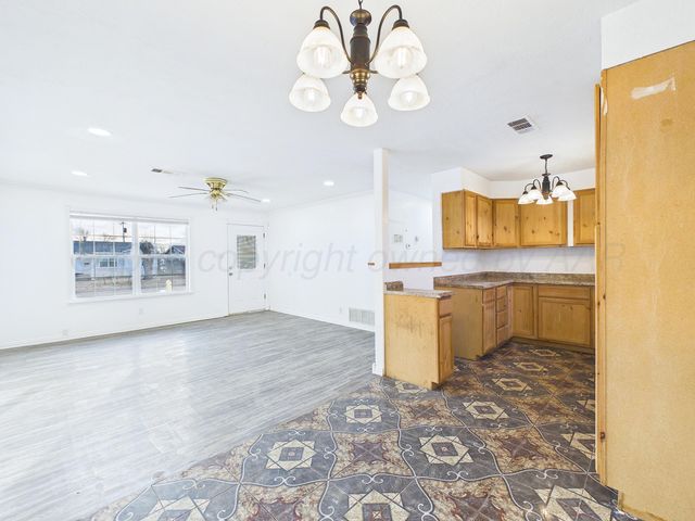 2720 S HIGHLAND Street, Amarillo, TX 79103