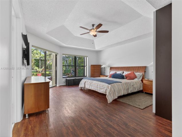 1025 Creekford Dr, Weston, FL 33326