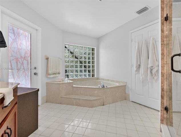 1025 Creekford Dr, Weston, FL 33326