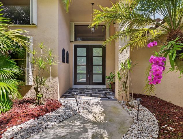 1025 Creekford Dr, Weston, FL 33326