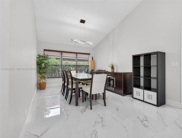 1025 Creekford Dr, Weston, FL 33326