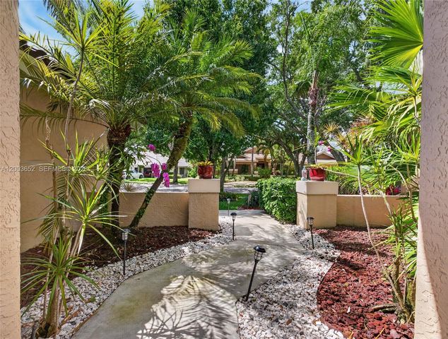 1025 Creekford Dr, Weston, FL 33326