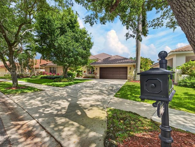 1025 Creekford Dr, Weston, FL 33326