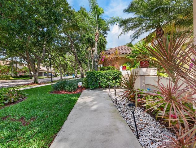 1025 Creekford Dr, Weston, FL 33326