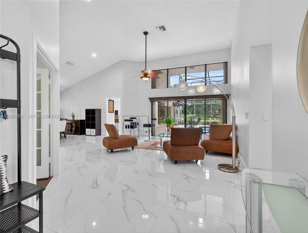 1025 Creekford Dr, Weston, FL 33326