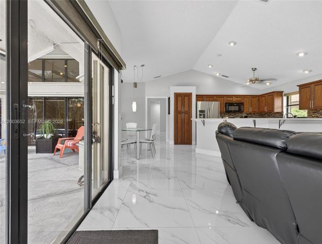 1025 Creekford Dr, Weston, FL 33326