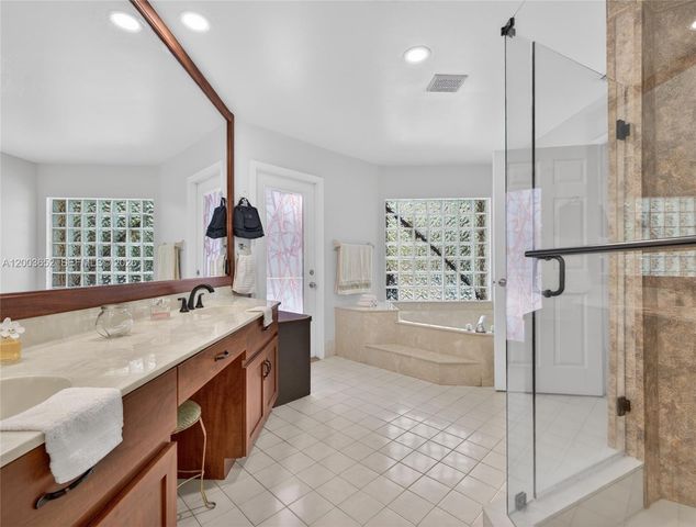 1025 Creekford Dr, Weston, FL 33326
