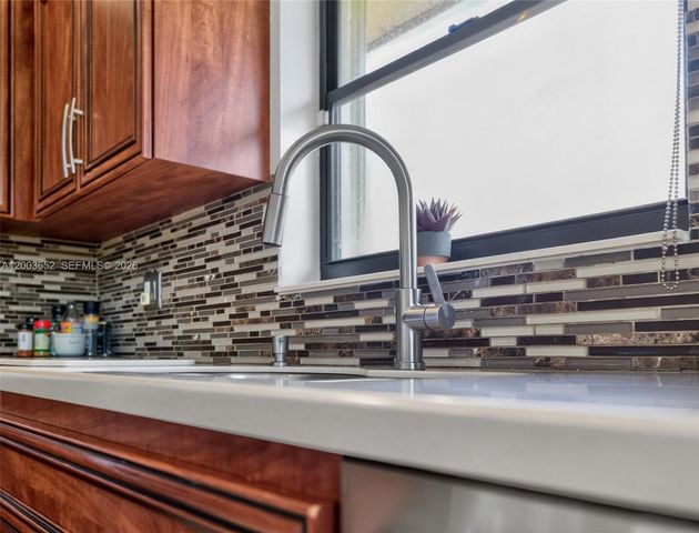1025 Creekford Dr, Weston, FL 33326