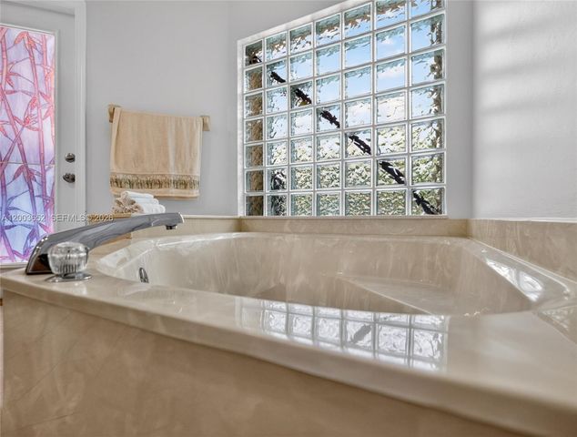 1025 Creekford Dr, Weston, FL 33326