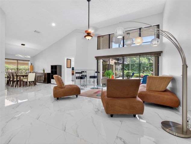 1025 Creekford Dr, Weston, FL 33326