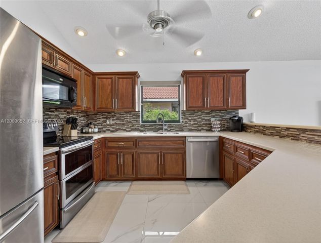 1025 Creekford Dr, Weston, FL 33326