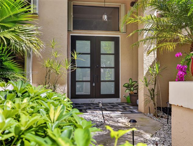1025 Creekford Dr, Weston, FL 33326