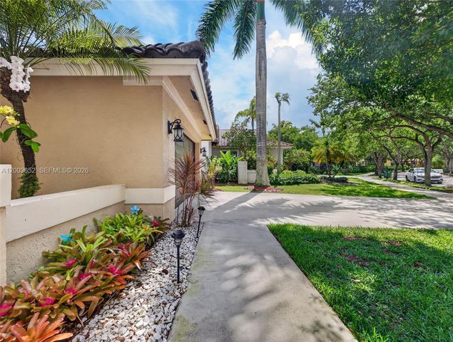 1025 Creekford Dr, Weston, FL 33326