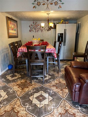 1649 N Columbia Place, Tulsa, OK 74110