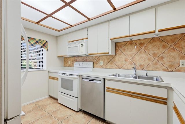 3365 CROSS CREEK DR 3365, Sarasota, FL 34231
