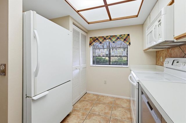 3365 CROSS CREEK DR 3365, Sarasota, FL 34231