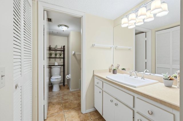 3365 CROSS CREEK DR 3365, Sarasota, FL 34231